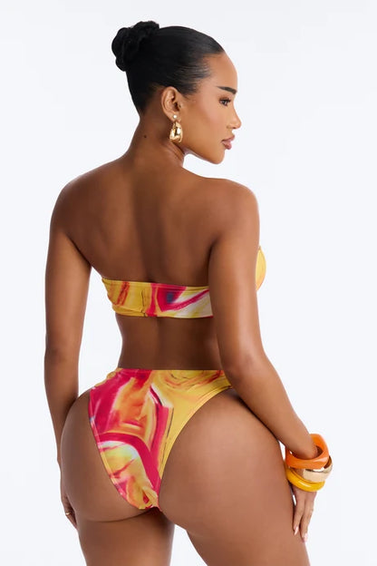 Biquini amarillo, con rojo y lazos ajustables, más cover Up falda, 2 piezas.