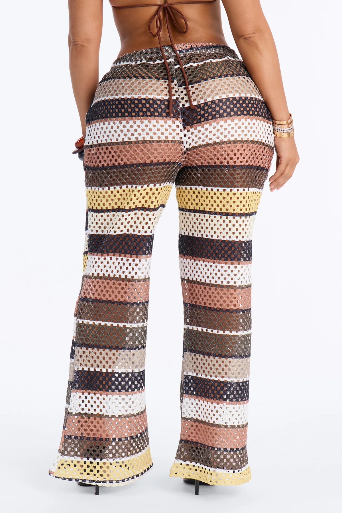 Pantalon/ Cover Up, marrón con rayas de colores amarillo, blanco y negro.
