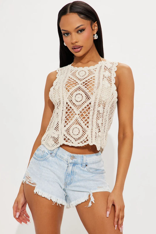 Top crema, bordado en crochet y abiertos.