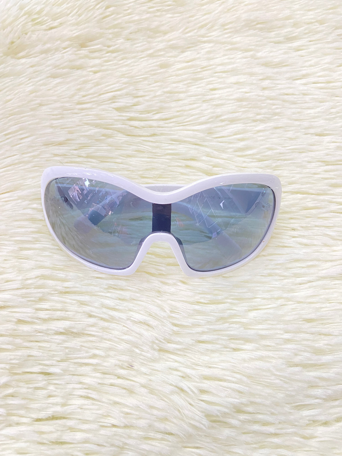 Lentes color blanco, con micas en color negro claro.