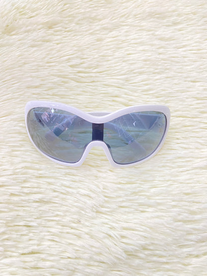Lentes color blanco, con micas en color negro claro.