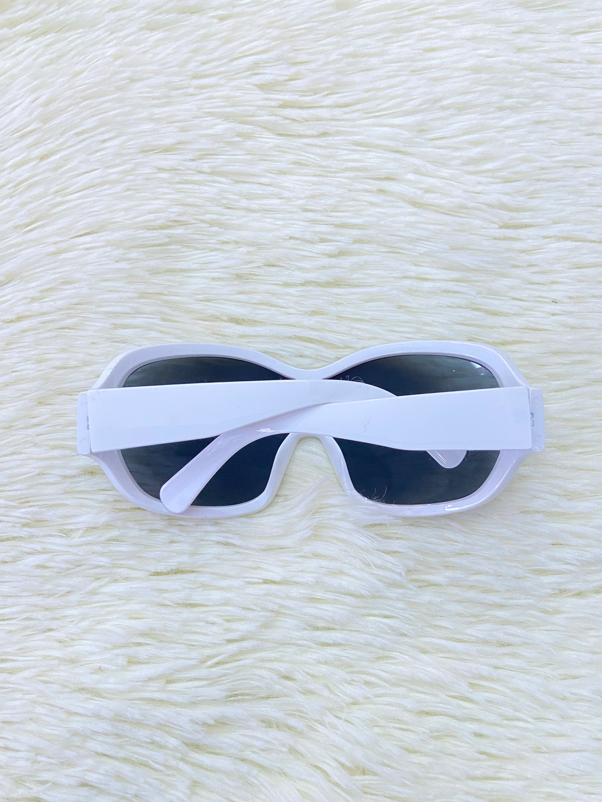 Lentes color blanco, con micas en color negro claro.