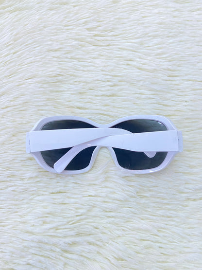 Lentes color blanco, con micas en color negro claro.