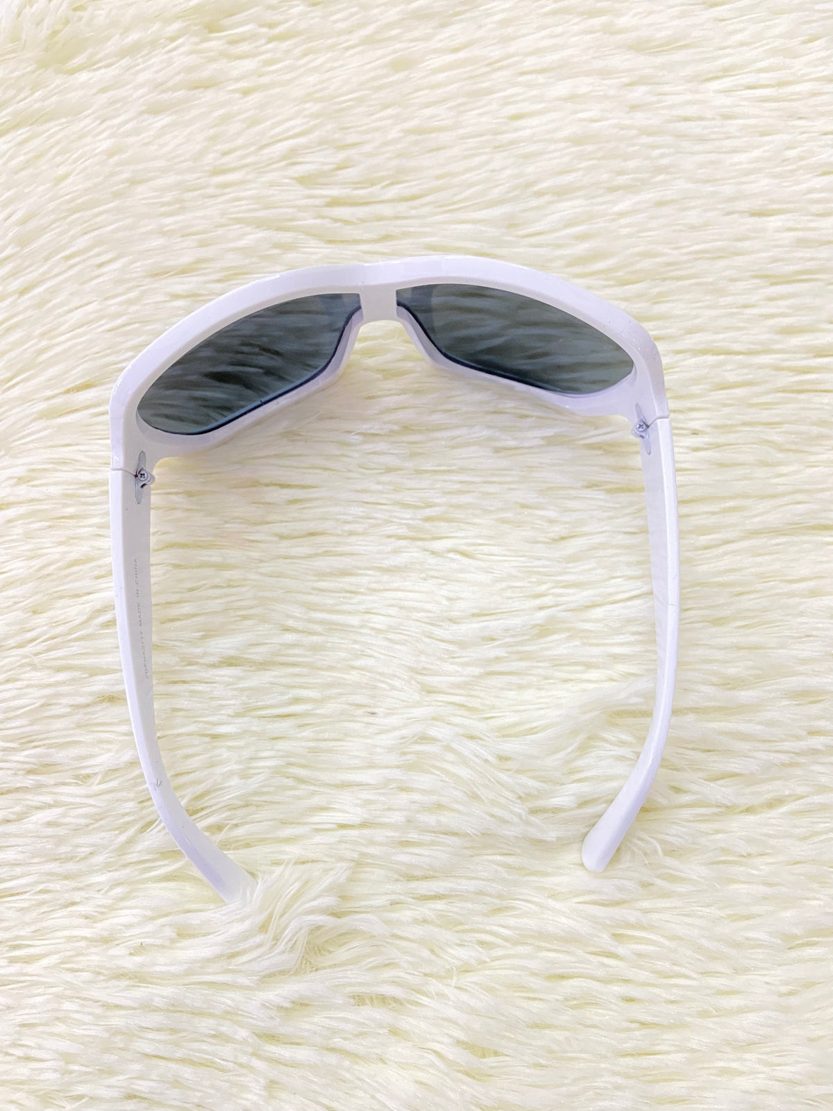 Lentes color blanco, con micas en color negro claro.