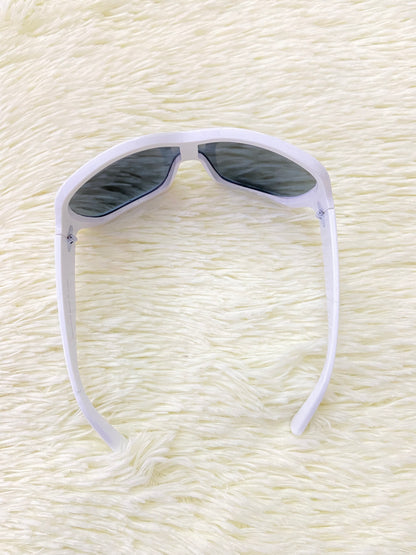 Lentes color blanco, con micas en color negro claro.
