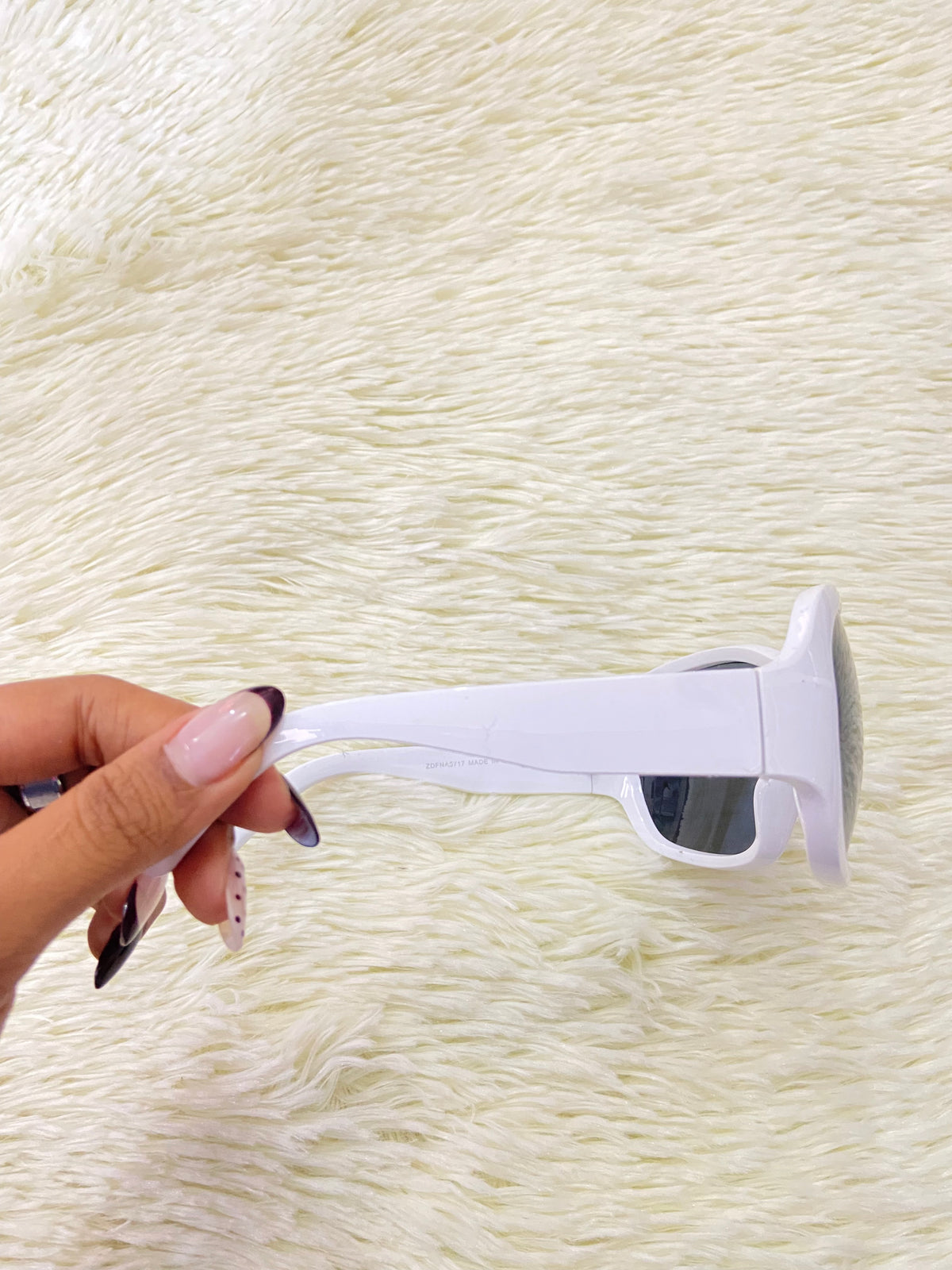 Lentes color blanco, con micas en color negro claro.