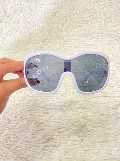 Lentes color blanco, con micas en color negro claro.