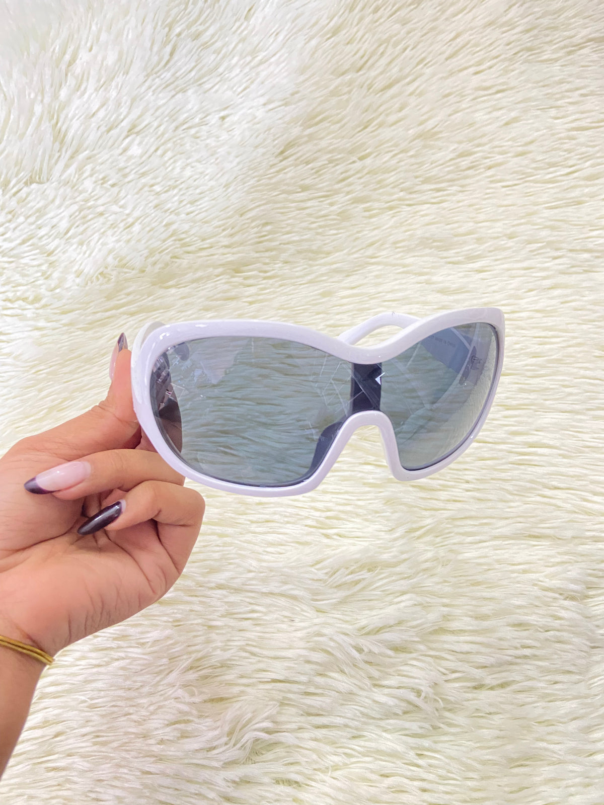 Lentes color blanco, con micas en color negro claro.