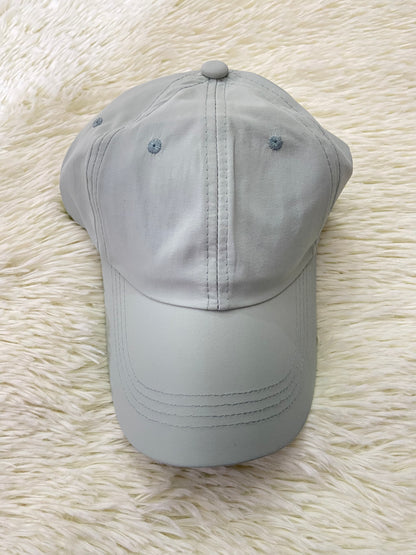 Gorra verde sage, con ajuste en la parte trasera.