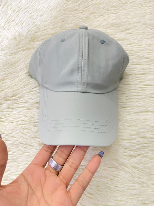 Gorra verde sage, con ajuste en la parte trasera.