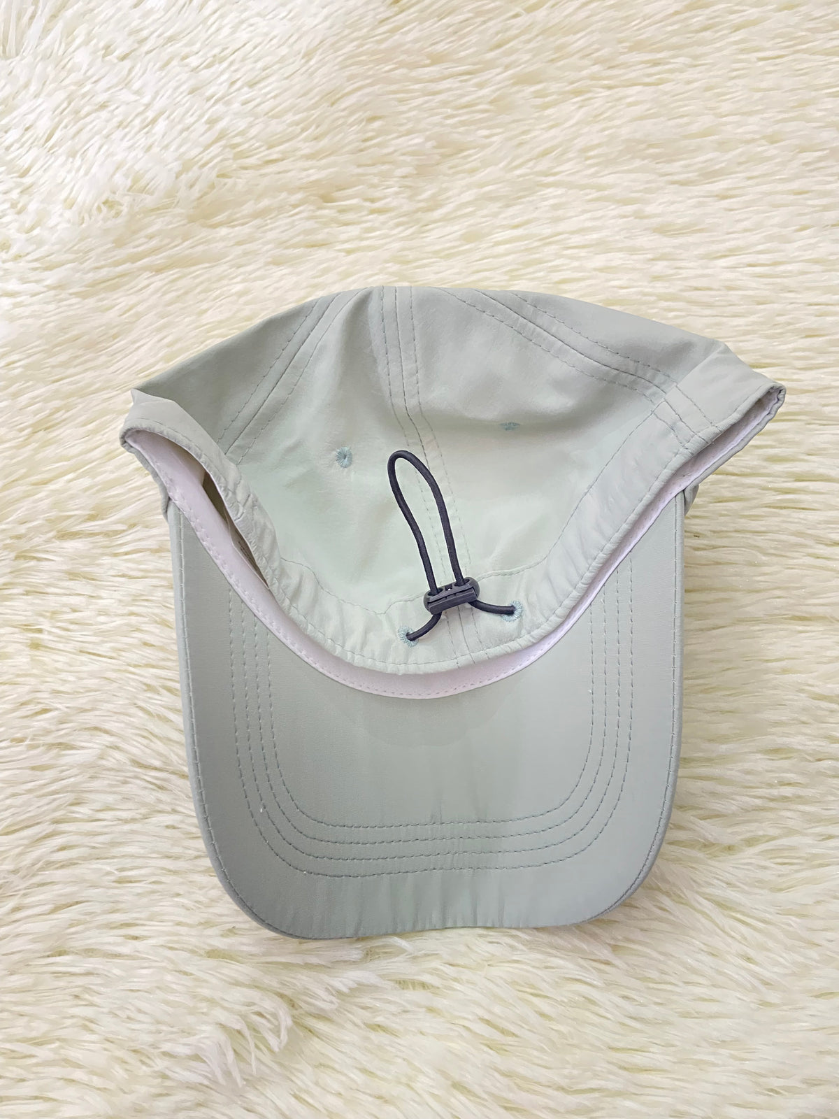 Gorra verde sage, con ajuste en la parte trasera.