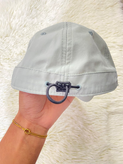Gorra verde sage, con ajuste en la parte trasera.