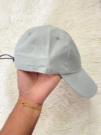 Gorra verde sage, con ajuste en la parte trasera.