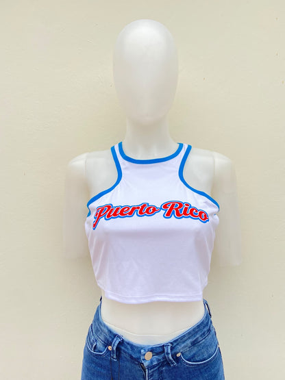 Top blanco, con letras PUERTO RICO en rojo y azul.