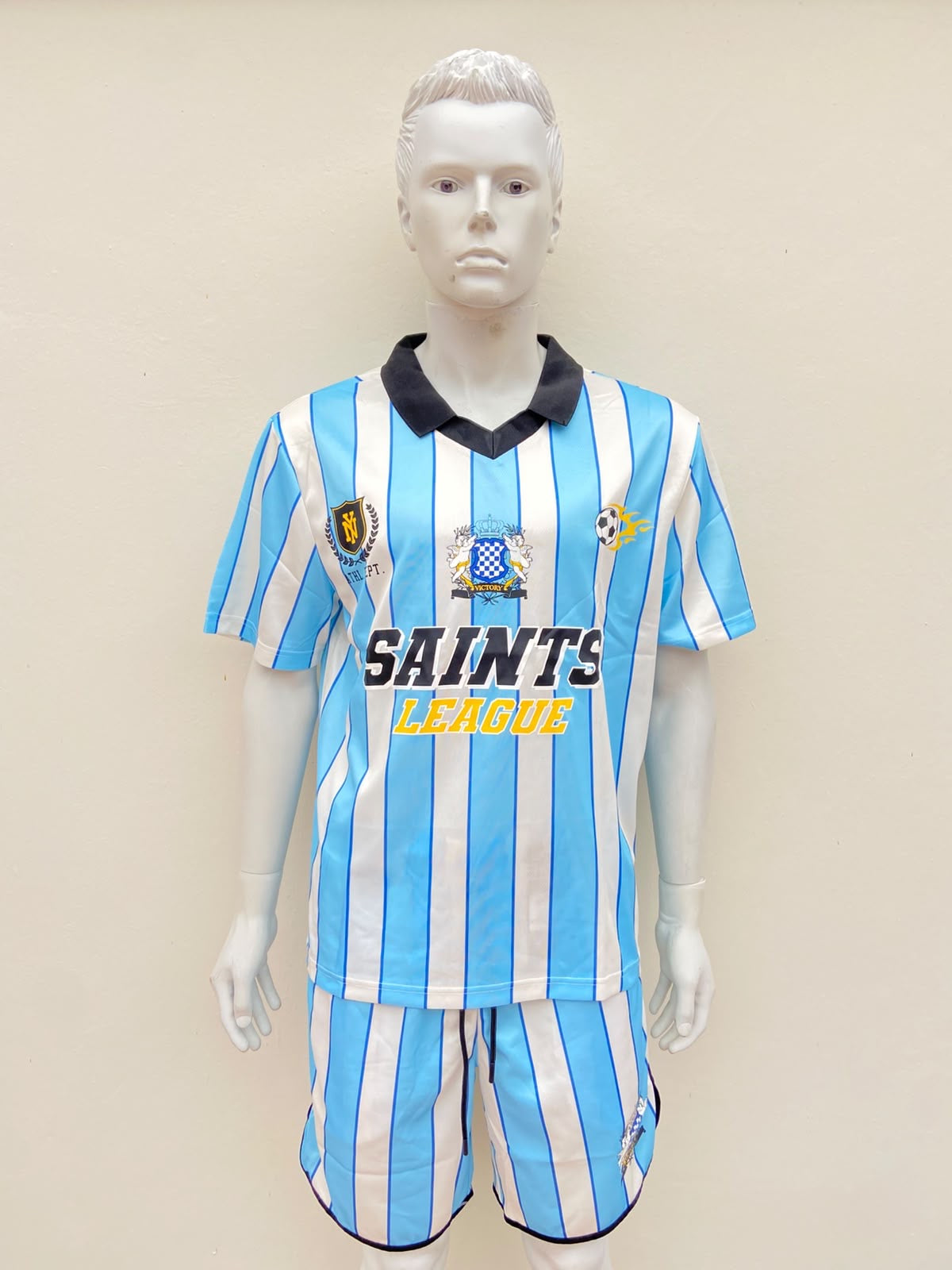 Conjunto azul, con rayas en color blanco y cuello en color negro y letras SAINTS LEAGUE.