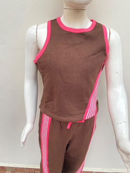 Conjunto Marrón, con rayas en color rosado y blanco.