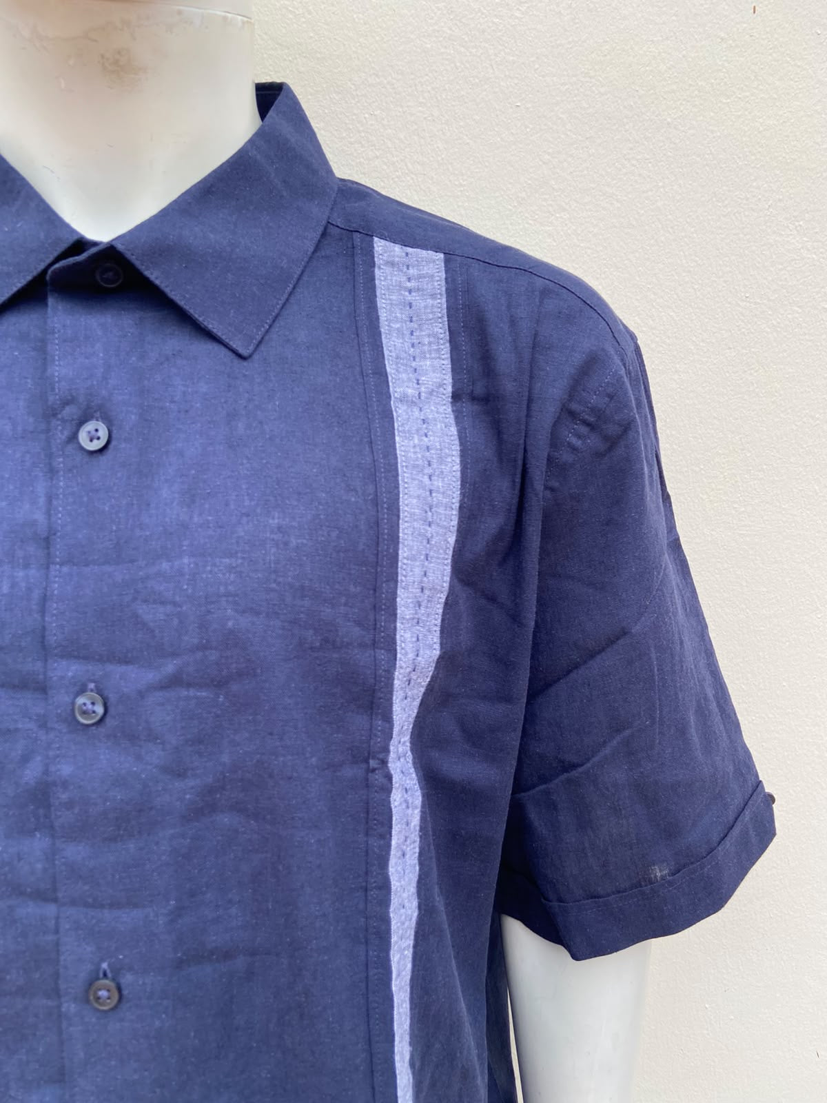 Camisa HAVANERA CO original, azul marino con líneas en un tono más claro, 55 % lino-45 % algodón.