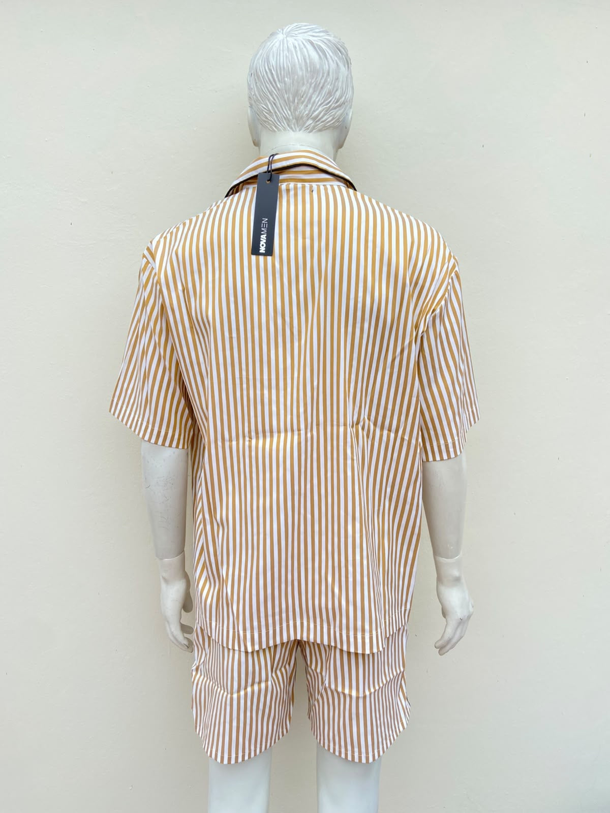Conjunto naranja, con rayas en color blanco y bolsillo en la camisa.
