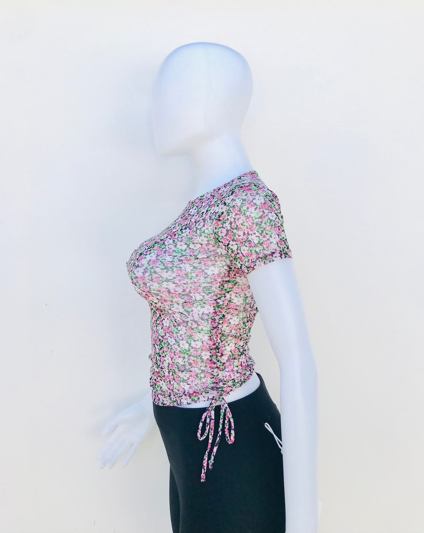 Blusa POPULAR 21 original, con estampado floral transparente con lazos ajustables en ambos lados.
