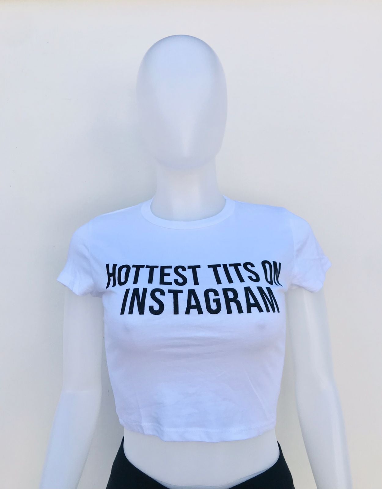 Top Fashion Nova original blanco con letras HOTTEST TITS ON INSTAGRAM ( Lo más lindos pechos de instagram).