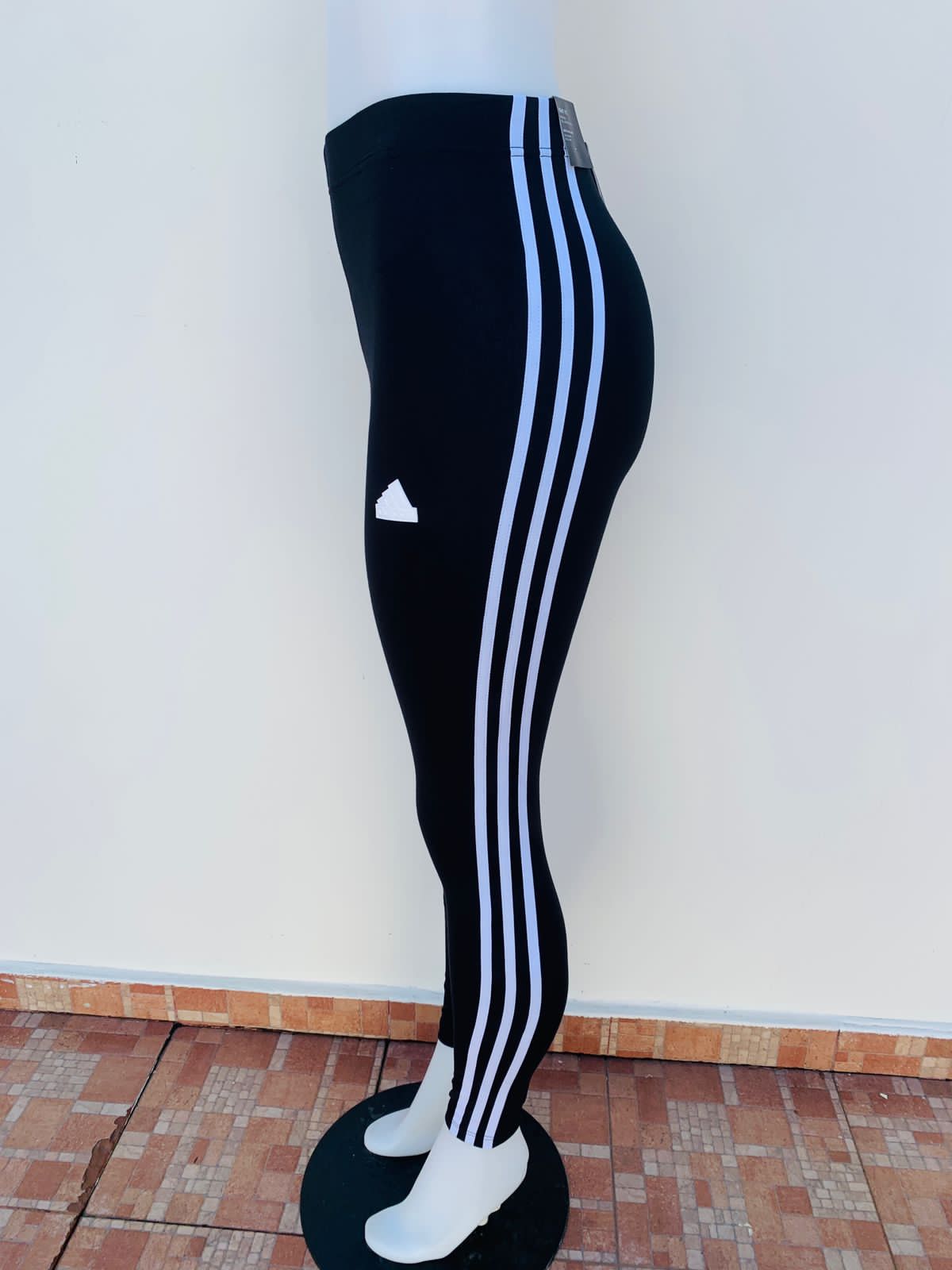 Legging/ Licra Adidas original negra con rayas blancas en ambos lados