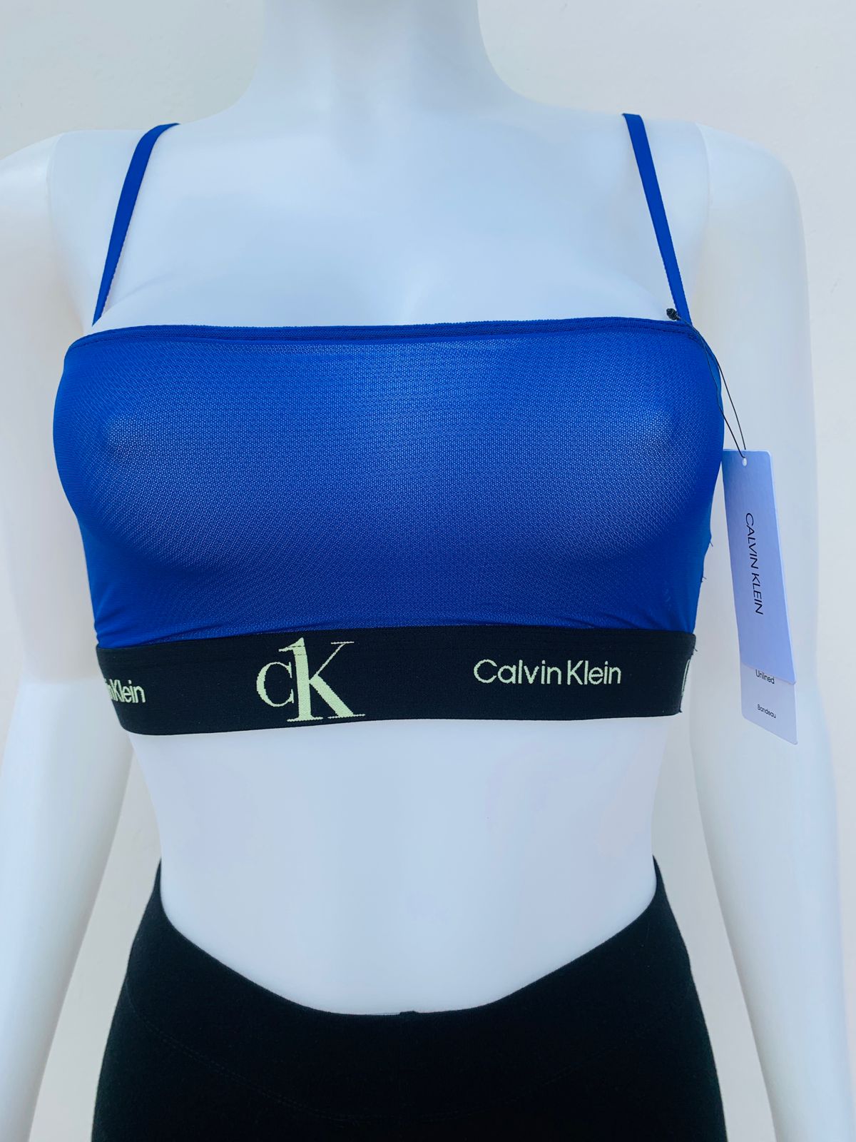Top/ Bra Calvin Klein original, azul marino con tela transparente con elástico negro y letras CK CALVIN KLEIN en verde.