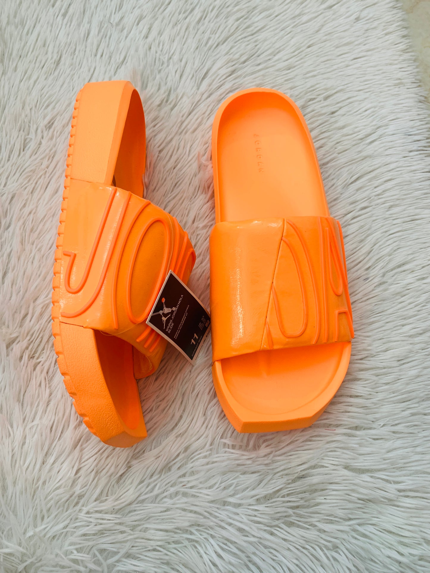 Sandalias Jordan original en color naranja diseño de letras JOR.