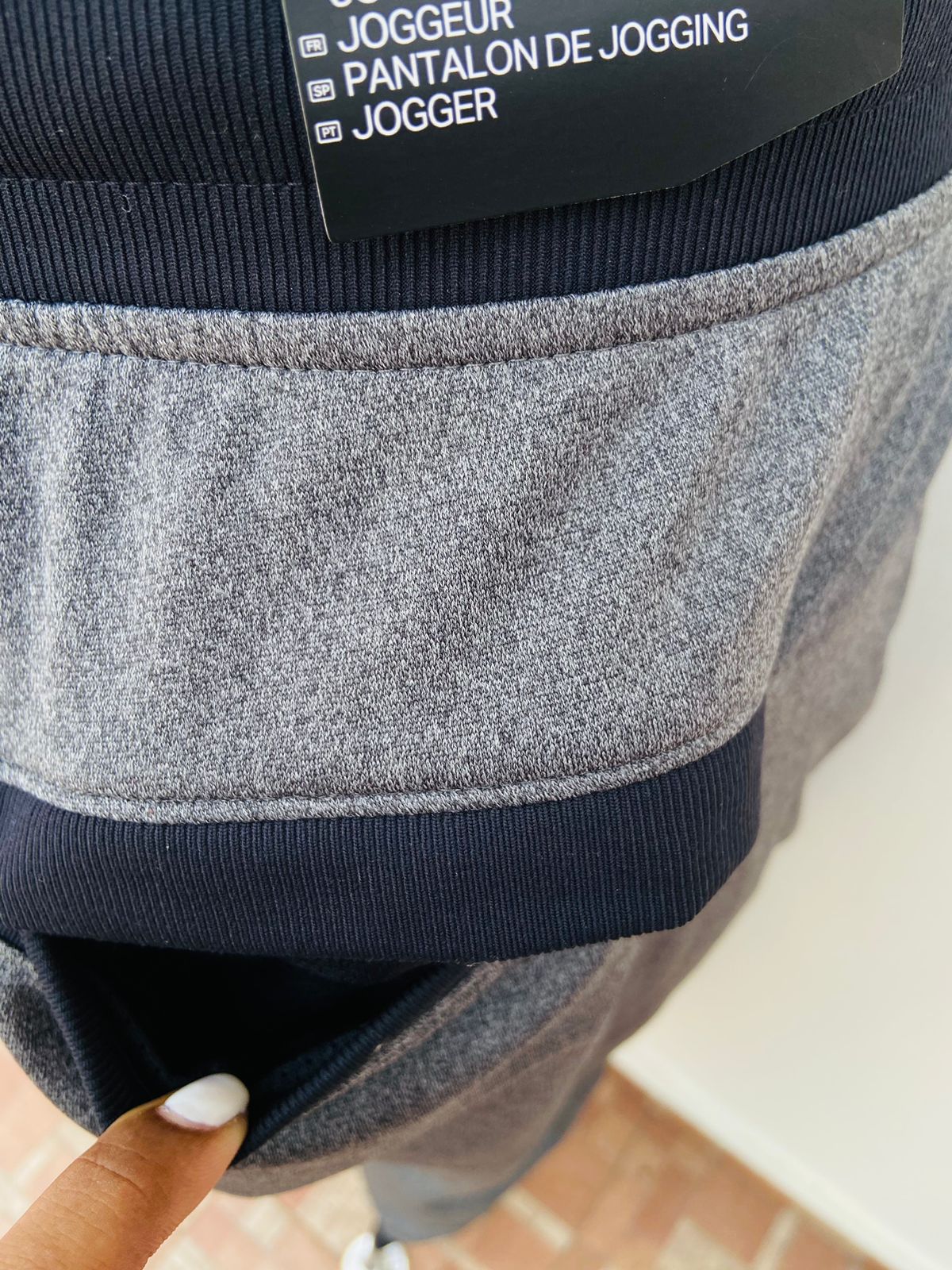 Pantalon/ Jogger UNDER ARMOUR original, gris oscuro con elástico de la cintura y borde de los bolsillos en color negro.