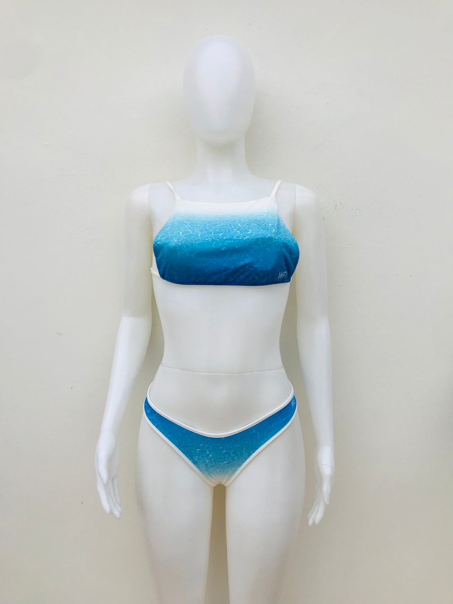 Biquini Fashion Nova original azul cielo con blanco estilo degradado de piscina CLEAR WATERS