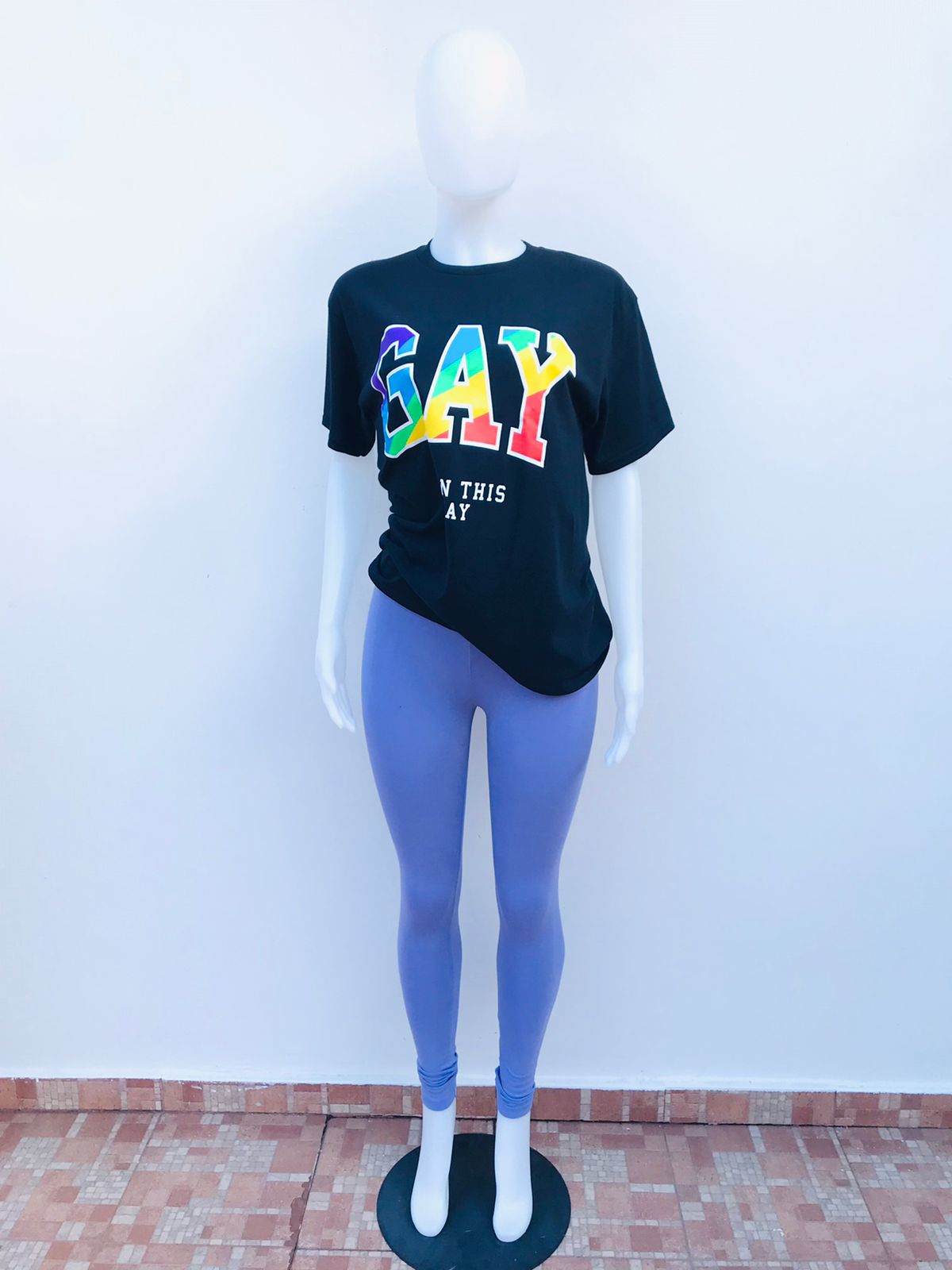 T-shirt Rue21 original, negro con letras GAY BORN THIS WAY (Gay. Nacida asi)