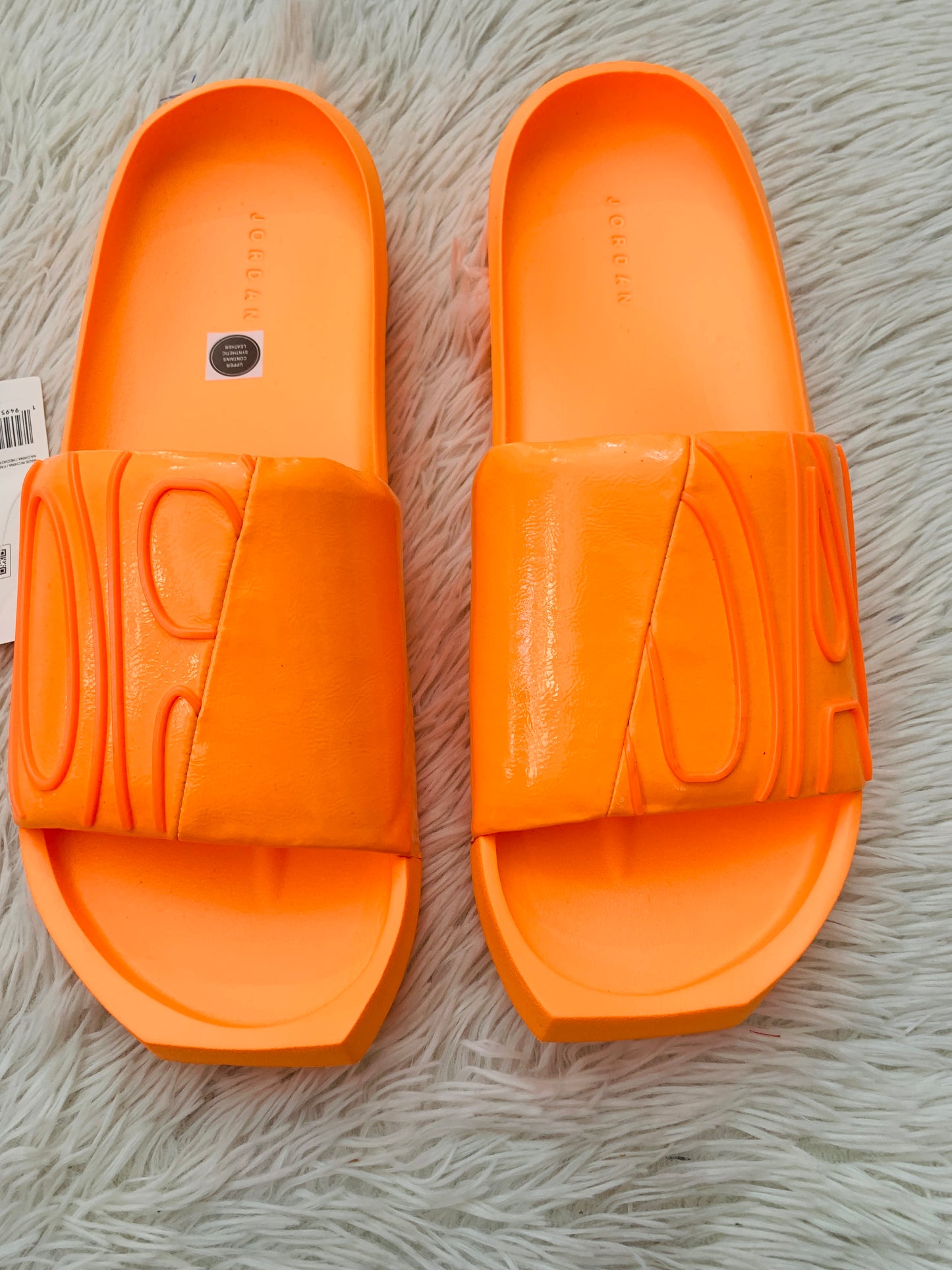 Sandalias Jordan original en color naranja diseño de letras JOR.