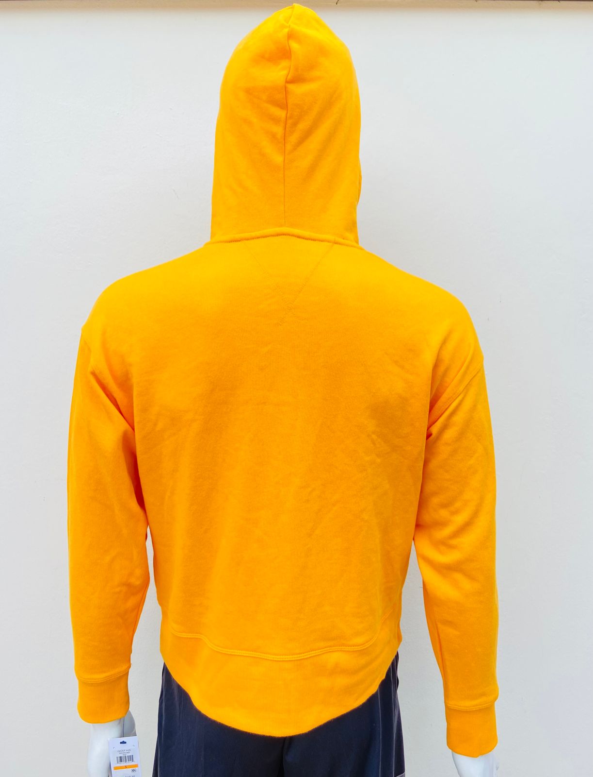 Abrigo Tommy Hilfiger original amarillo mostaza con logotipo de la marca en frente y capucha.
