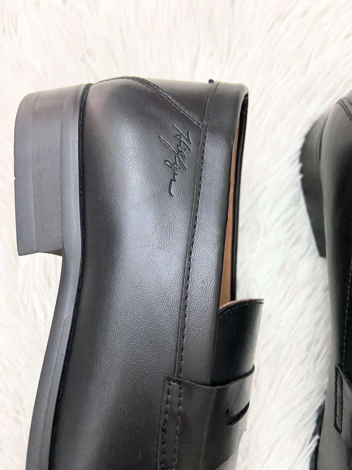 Zapatos TOMMY HILFIGER original, negros lisos con punta y pequeño logotipo de la marca en la parte de atrás.