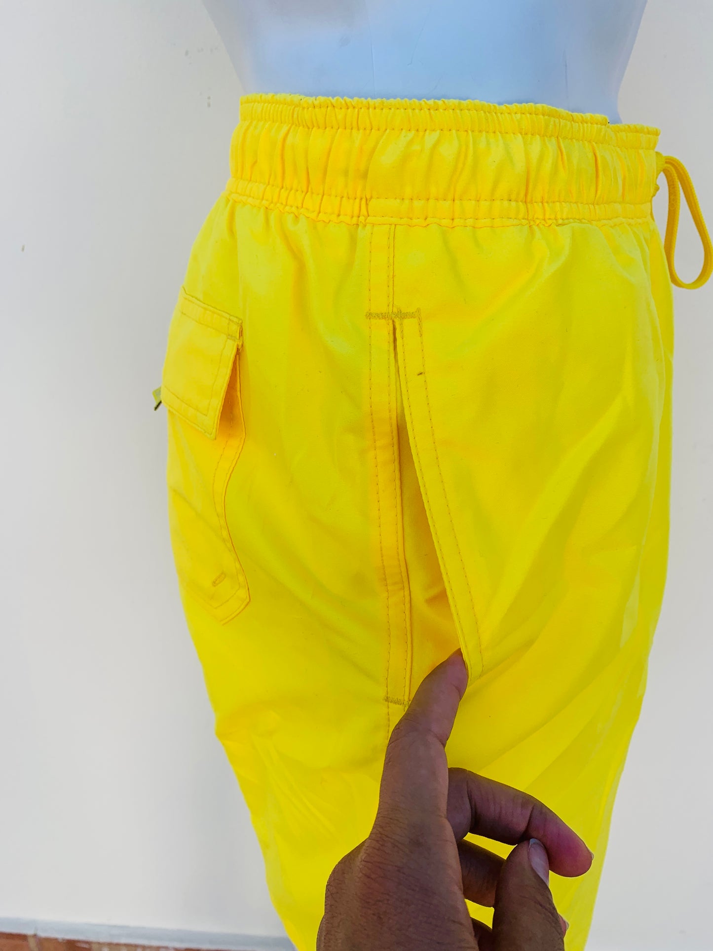Bañador Calvin Klein original en color amarillo con letras CALVIN KLEIN en la parte inferior lazo ajustable.