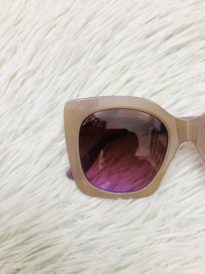 Lentes cuadrados grandes con montura morado claro y micas en cadena dorada. PROTECCIÓN UV 100