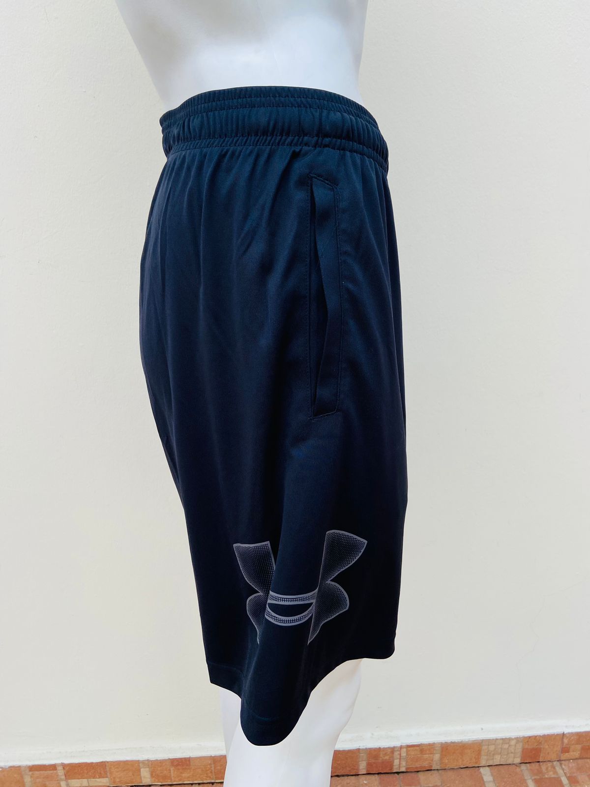 Shorts de gymnasio UNDER ARMOUR original negro con logotipo de la marca en un lado en color gris.