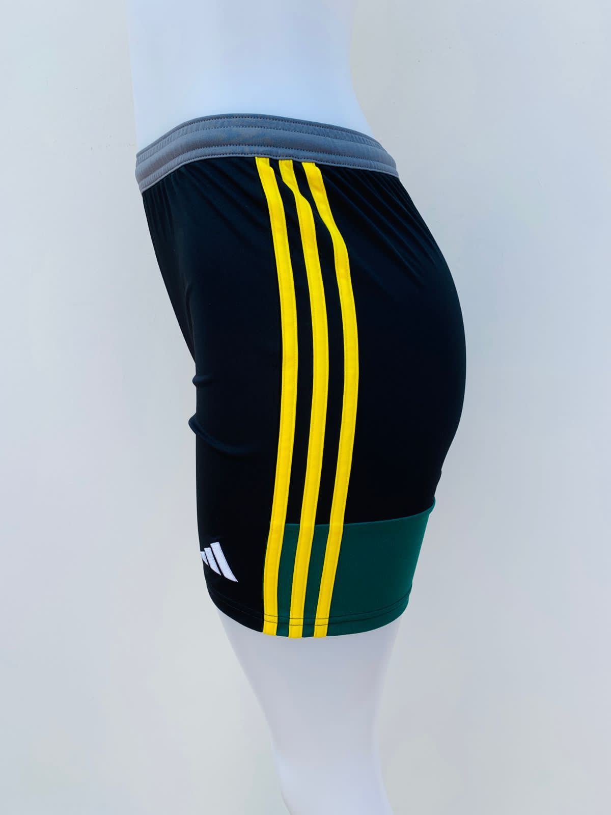 Bermuda Adidas original en color negro con rayas a los lados color amarillo parte de  abajo verde parte de arriba cris y pequeño logo