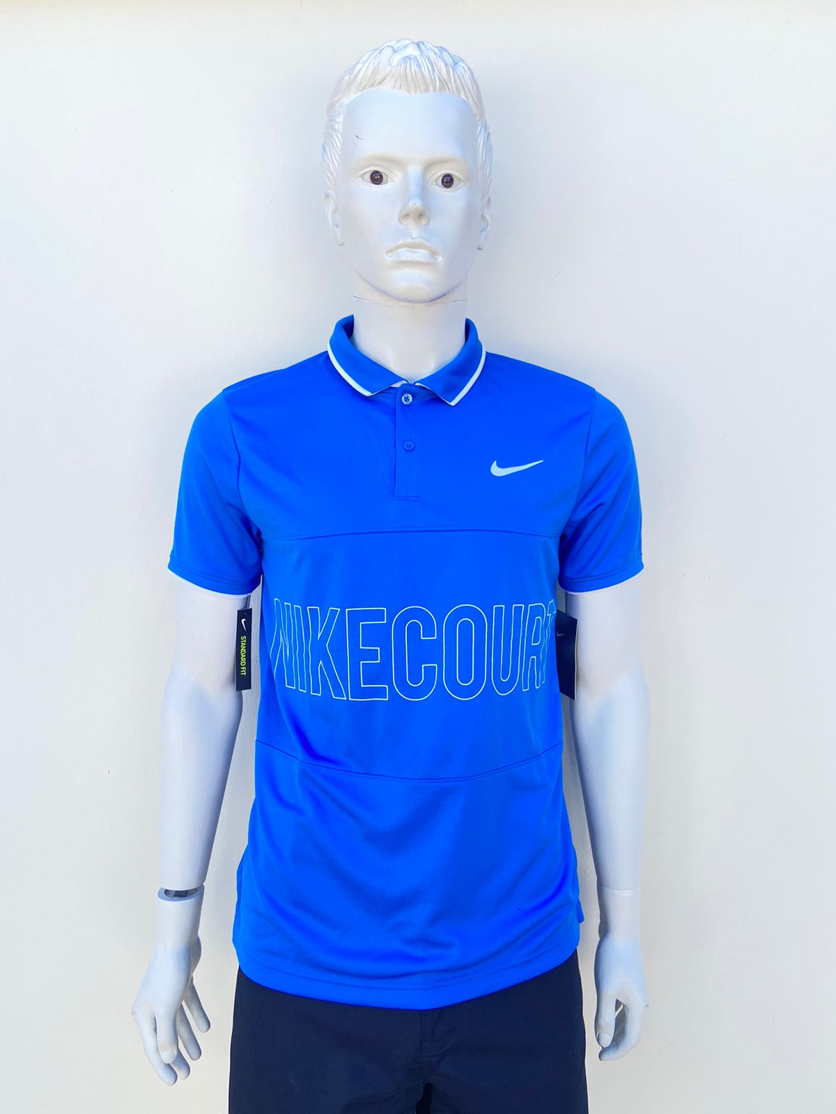Polocher Nike original de color azul con diseño de logo NIKE al frente en color blanco diseño de letra NIKECOURT en color blanco al frente