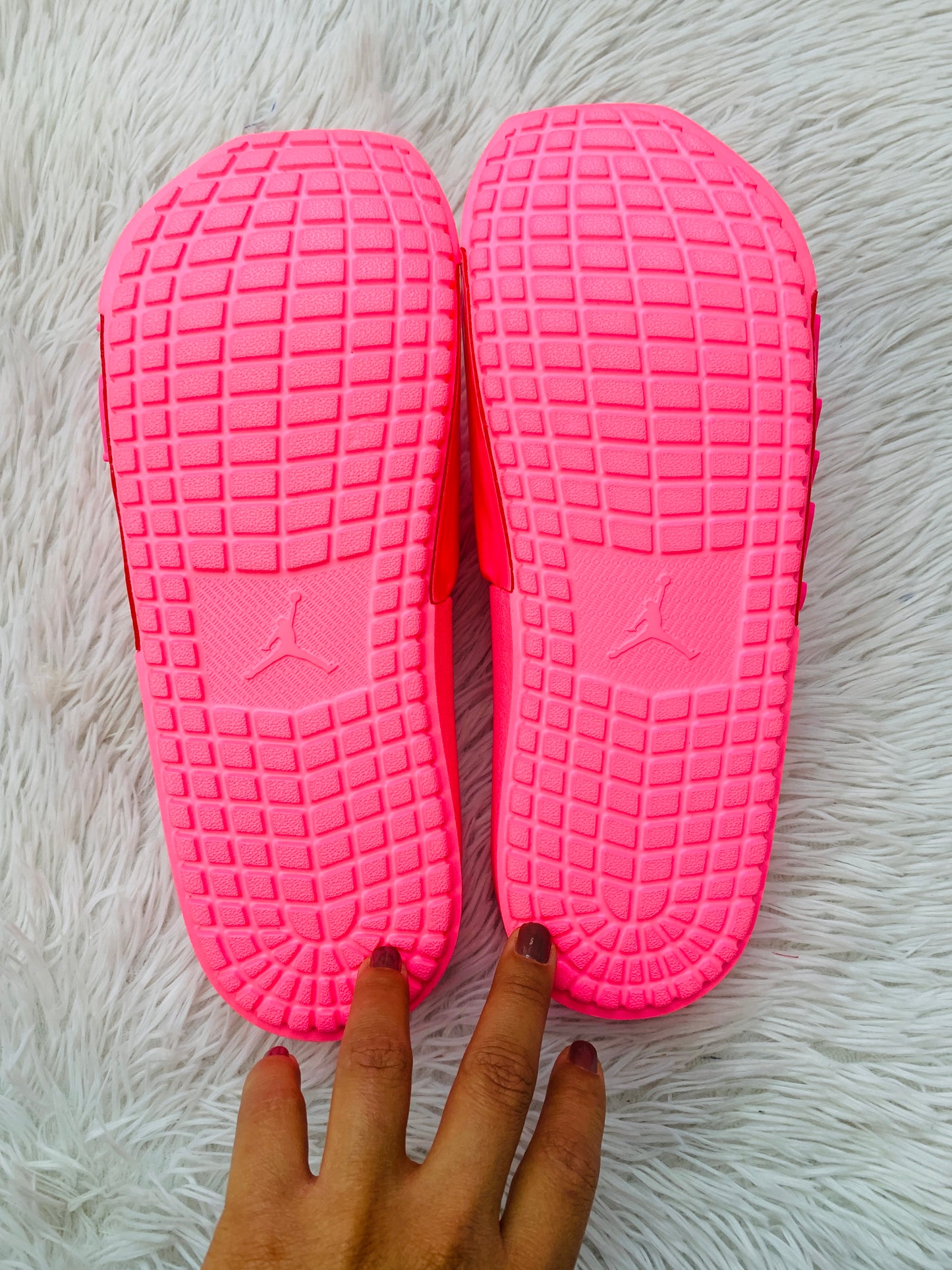 Sandalias Jordan original color rosado lumínico diseños de letras JOR