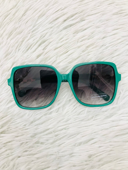 Lentes verdes cuadrados grande con micas en cadena doradas. PROTECCIÓN UV 100%