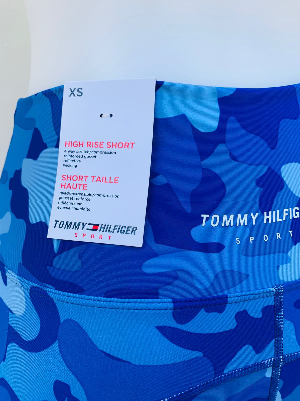 Legging/ licra TOMMY HILFIGER original azul con estampado militar y línea roja al lado.