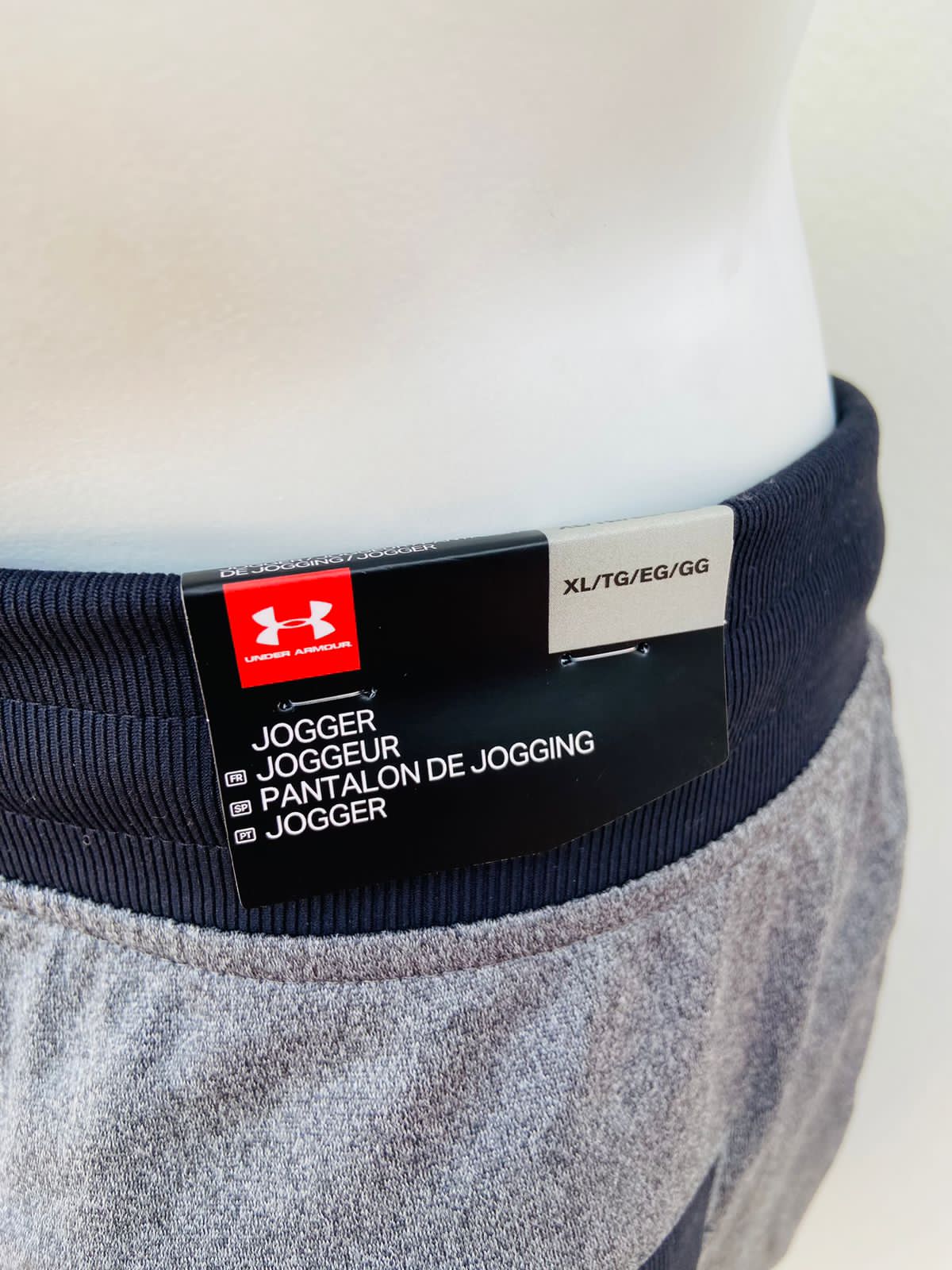 Pantalon/ Jogger UNDER ARMOUR original, gris oscuro con elástico de la cintura y borde de los bolsillos en color negro.