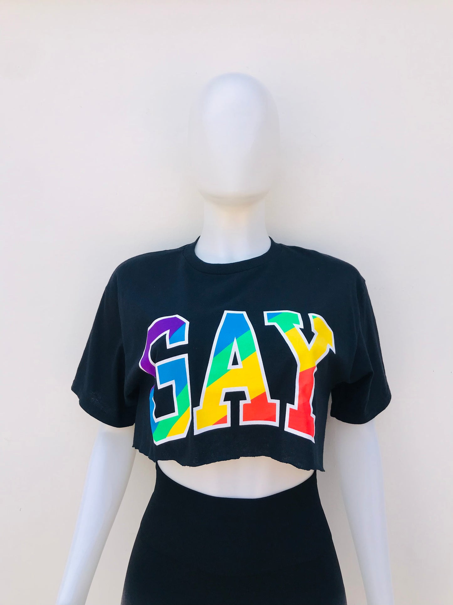 Crop Top Rue21 original, negro con letras GAY en colores en el frente.