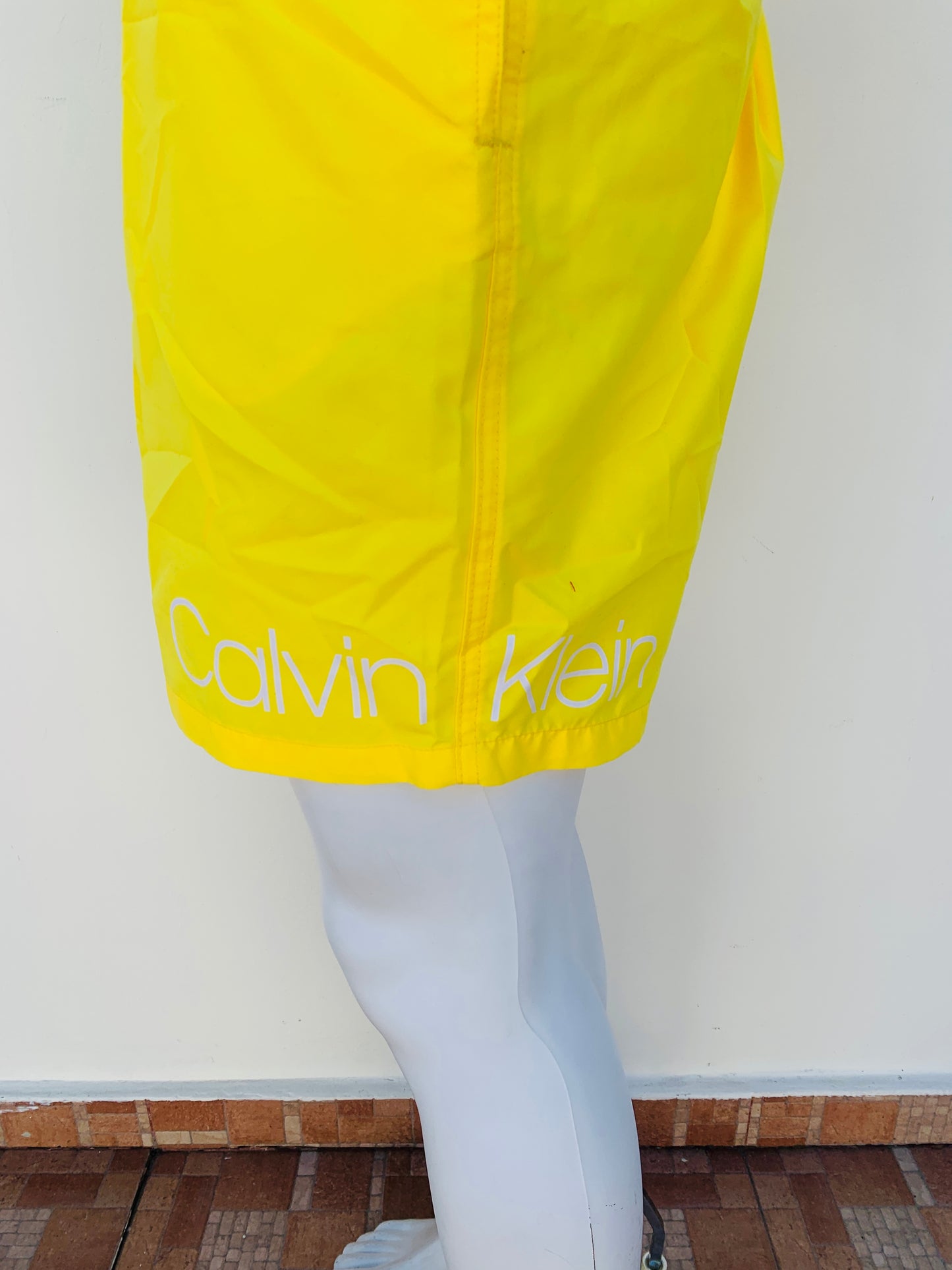 Bañador Calvin Klein original en color amarillo con letras CALVIN KLEIN en la parte inferior lazo ajustable.