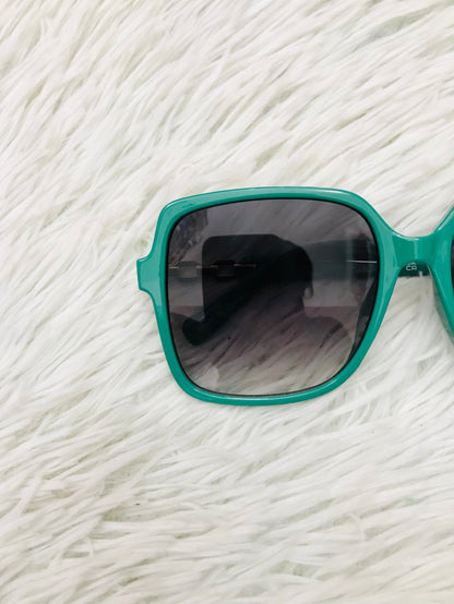 Lentes verdes cuadrados grande con micas en cadena doradas. PROTECCIÓN UV 100%