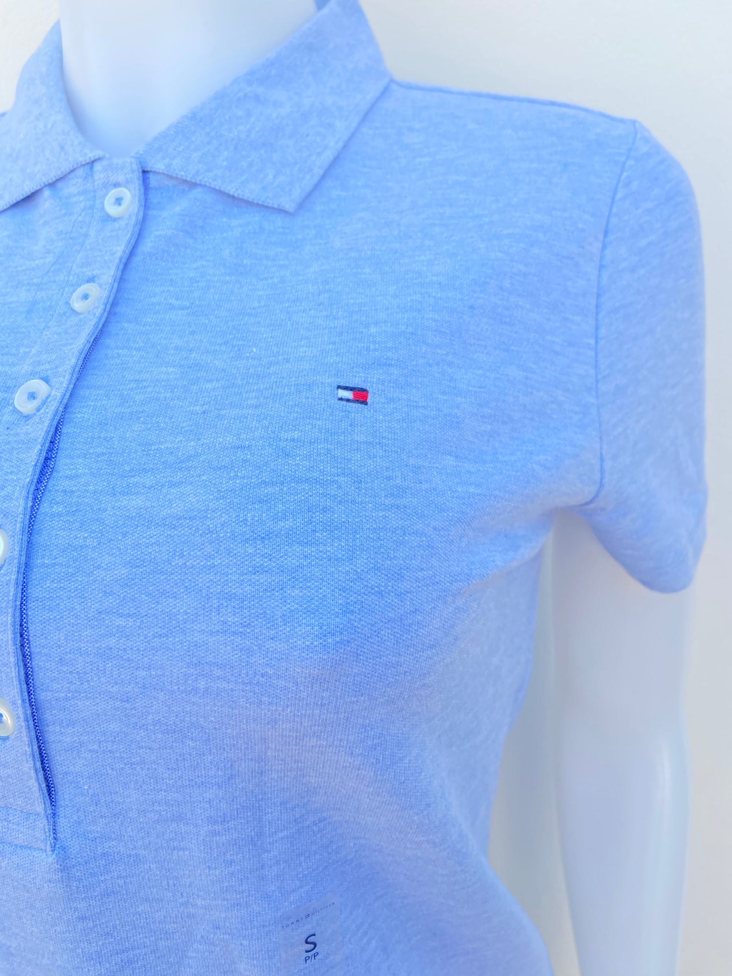 Polocher Tommy Hilfiger original azul claro, estilo degradado, con botones y logotipo de la marca al lado.