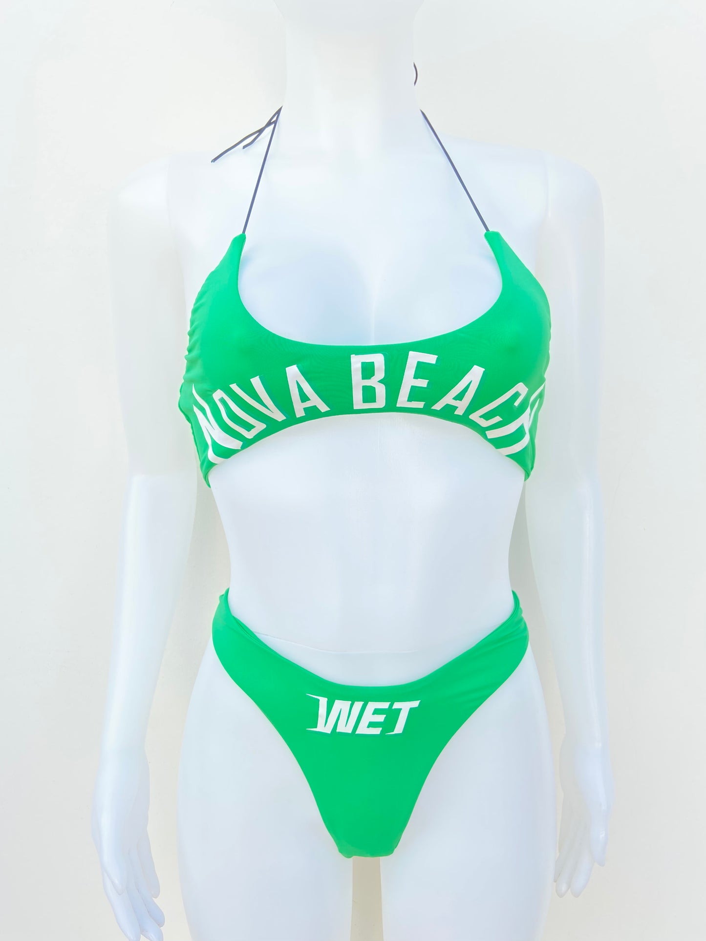Biquini Fashion Nova original verde con letras NOVA BEACH en blanco.