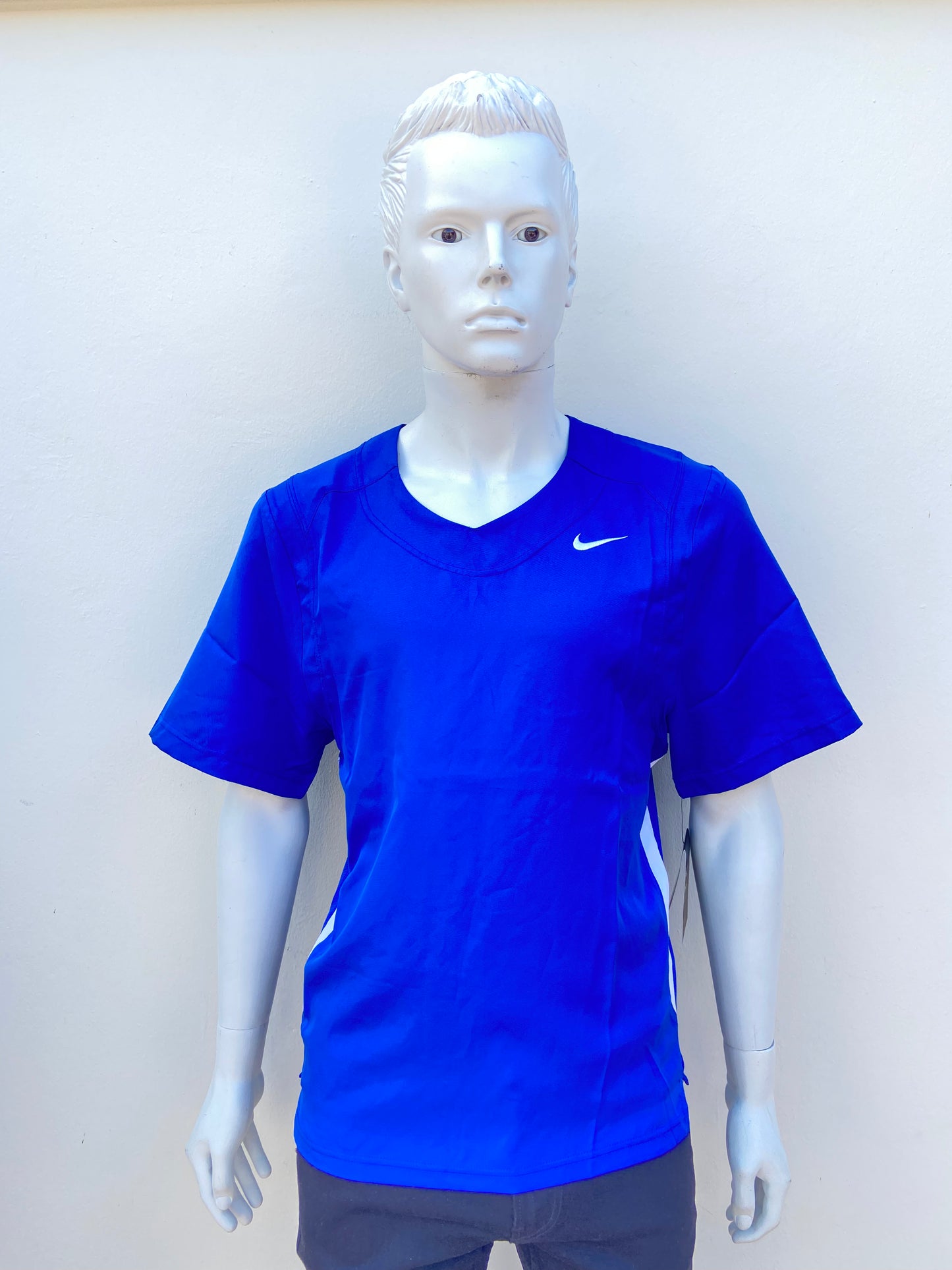 T-shirt Nike original azul rey con logotipo de la marca al lado.