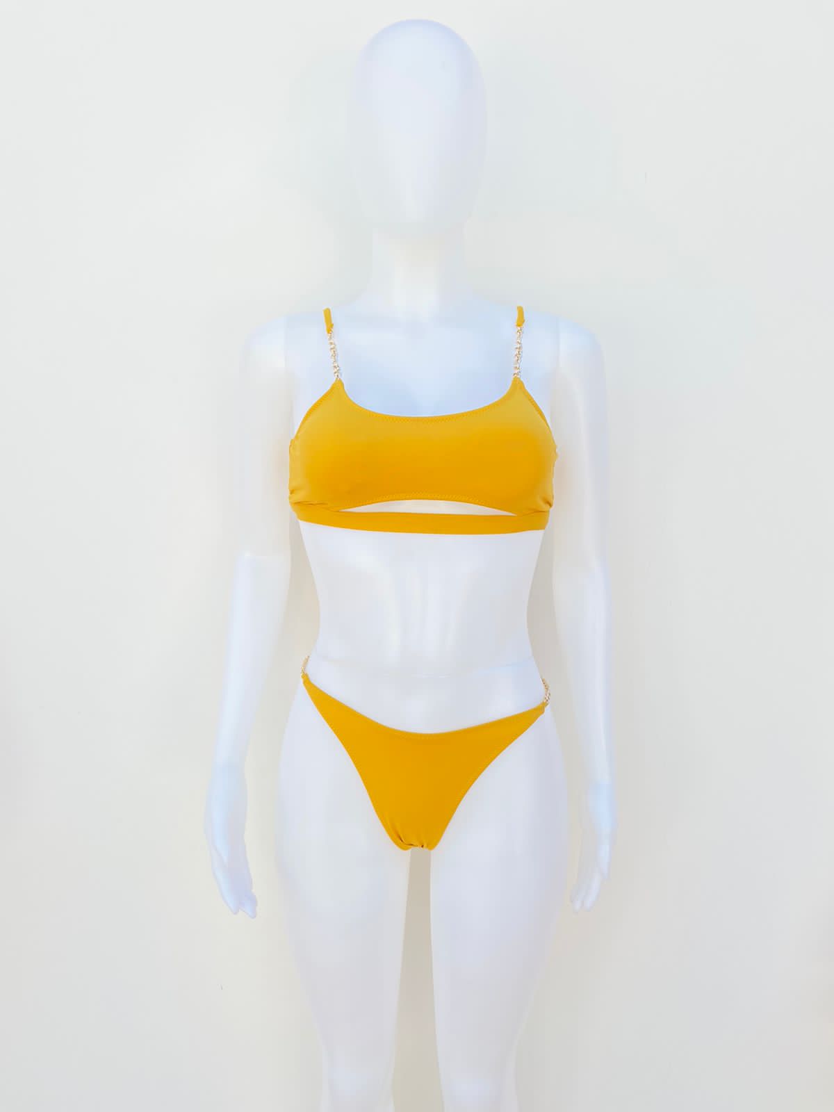 Biquini Swimwear Original color amarillo mostaza con con cadena en los tirantes y en los lados de color dorado