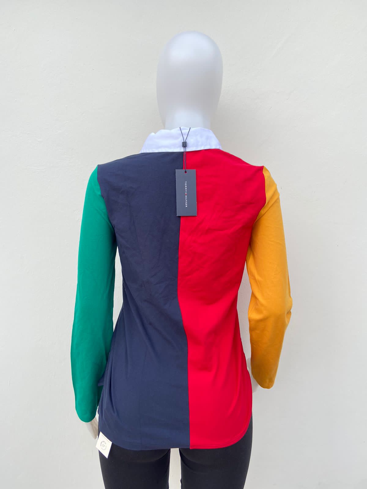 Suéter TOMMY HILFIGER original, azul, rojo, verde y naranja con cuello blanco y letras TH en color rojo en un lado
